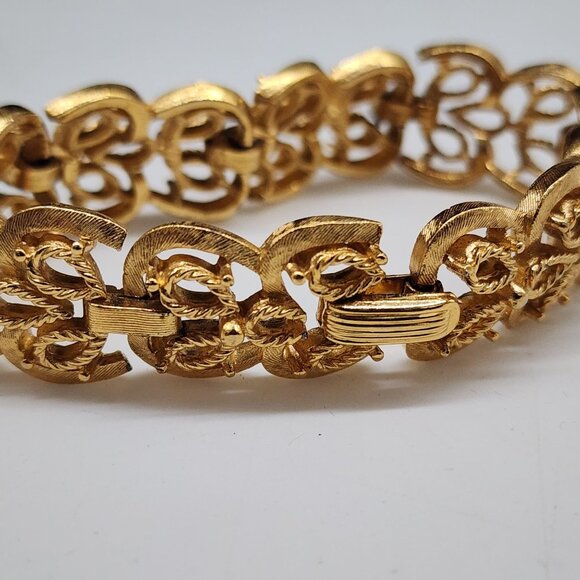 Vintage Signed Crown Trifari Victorian Style Panel Link Bracelet Textured 7" - Picture 5 of 14